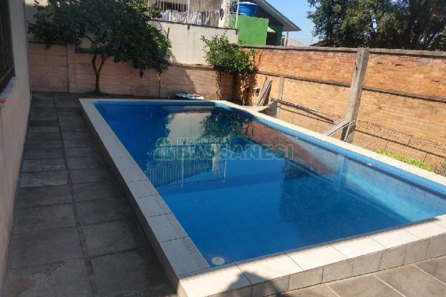 Casa com 690m², 4 dormitórios, 2 vagas, no bairro Diamantino em Caxias do Sul para Comprar