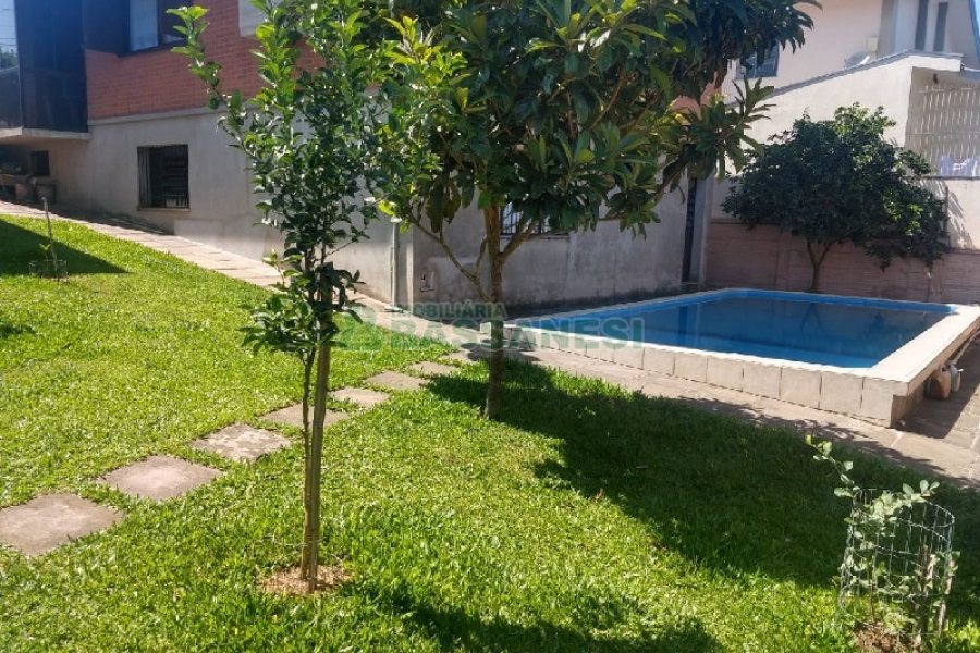 Casa com 690m², 4 dormitórios, 2 vagas, no bairro Diamantino em Caxias do Sul para Comprar