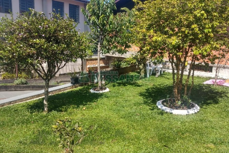Casa com 690m², 4 dormitórios, 2 vagas, no bairro Diamantino em Caxias do Sul para Comprar