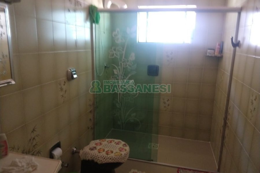 Casa com 690m², 4 dormitórios, 2 vagas, no bairro Diamantino em Caxias do Sul para Comprar