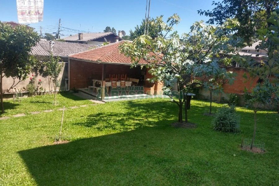 Casa com 690m², 4 dormitórios, 2 vagas, no bairro Diamantino em Caxias do Sul para Comprar