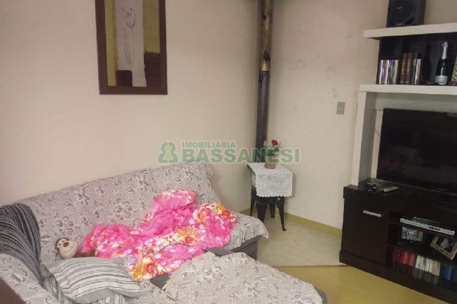 Casa com 690m², 4 dormitórios, 2 vagas, no bairro Diamantino em Caxias do Sul para Comprar