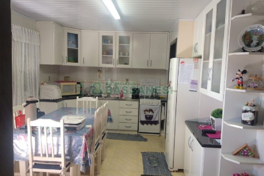 Casa com 690m², 4 dormitórios, 2 vagas, no bairro Diamantino em Caxias do Sul para Comprar