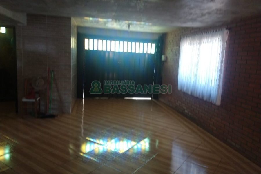 Casa com 690m², 4 dormitórios, 2 vagas, no bairro Diamantino em Caxias do Sul para Comprar