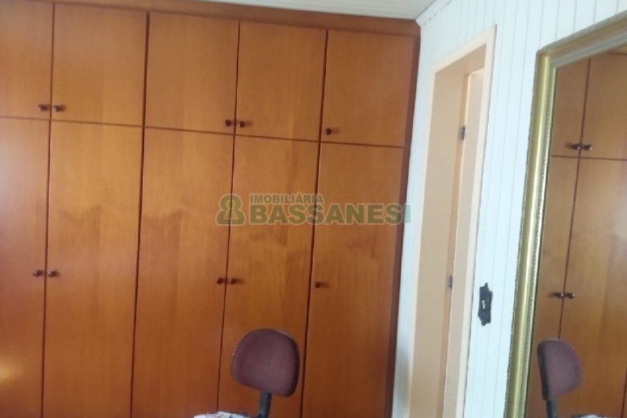 Casa com 690m², 4 dormitórios, 2 vagas, no bairro Diamantino em Caxias do Sul para Comprar