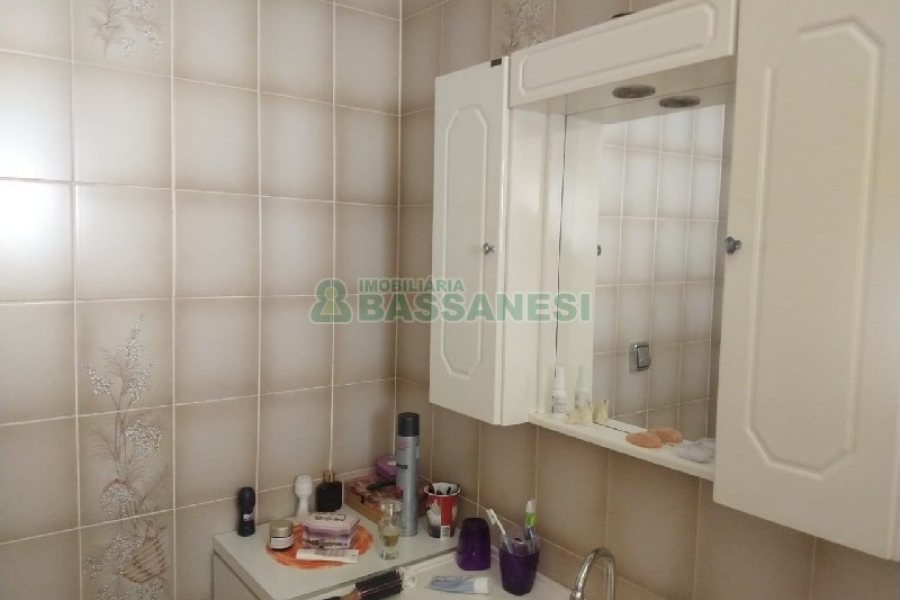 Casa com 690m², 4 dormitórios, 2 vagas, no bairro Diamantino em Caxias do Sul para Comprar