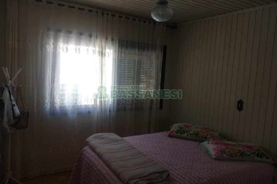 Casa com 690m², 4 dormitórios, 2 vagas, no bairro Diamantino em Caxias do Sul para Comprar