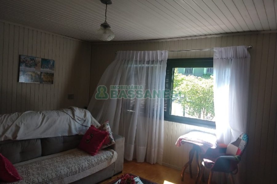 Casa com 690m², 4 dormitórios, 2 vagas, no bairro Diamantino em Caxias do Sul para Comprar