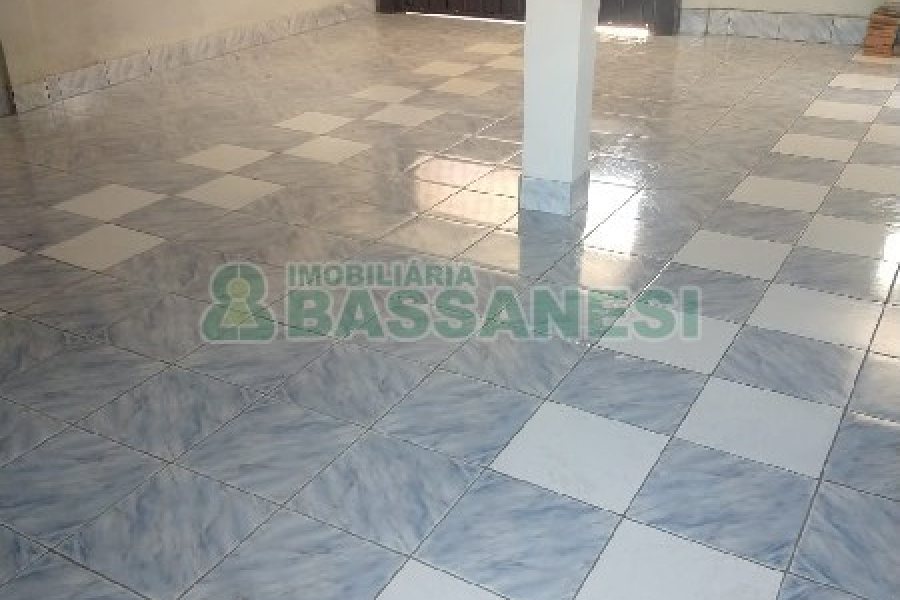 Casa com 690m², 4 dormitórios, 2 vagas, no bairro Diamantino em Caxias do Sul para Comprar