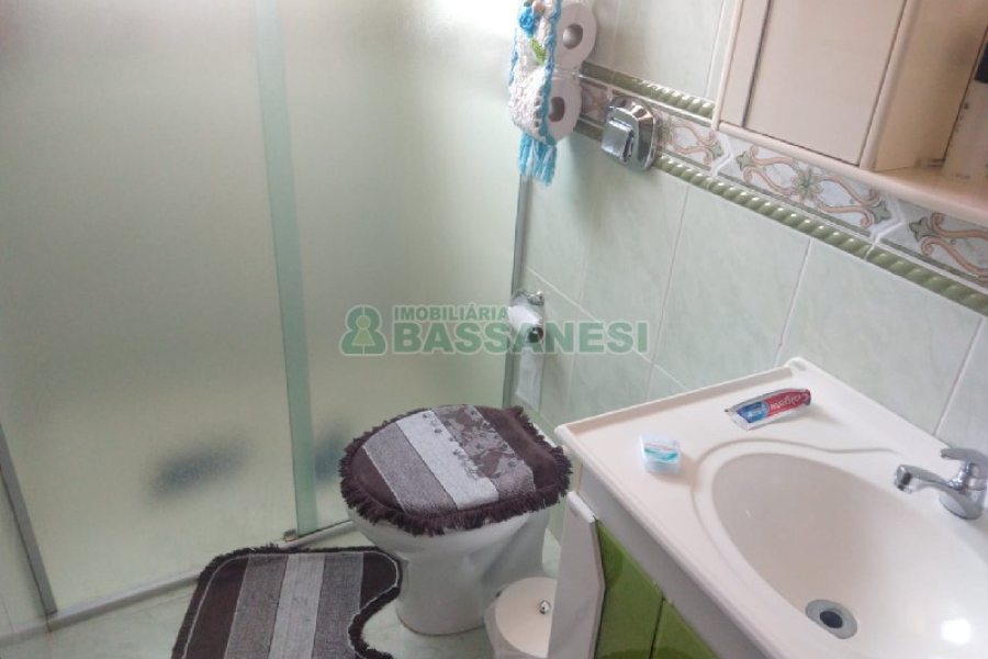 Casa com 690m², 4 dormitórios, 2 vagas, no bairro Diamantino em Caxias do Sul para Comprar