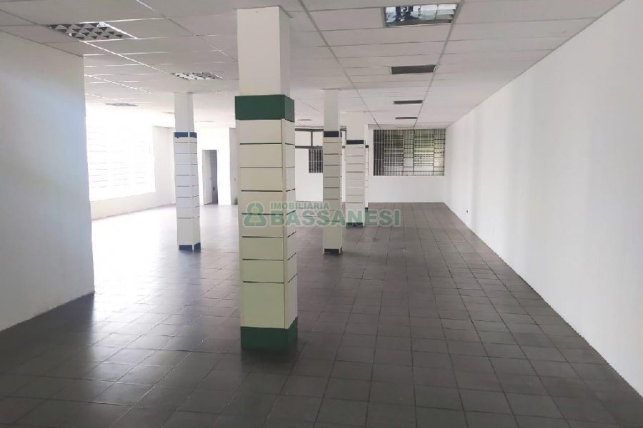 Loja com 369m², no bairro São Leopoldo em Caxias do Sul para Comprar