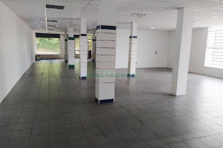 Loja com 369m², no bairro São Leopoldo em Caxias do Sul para Comprar