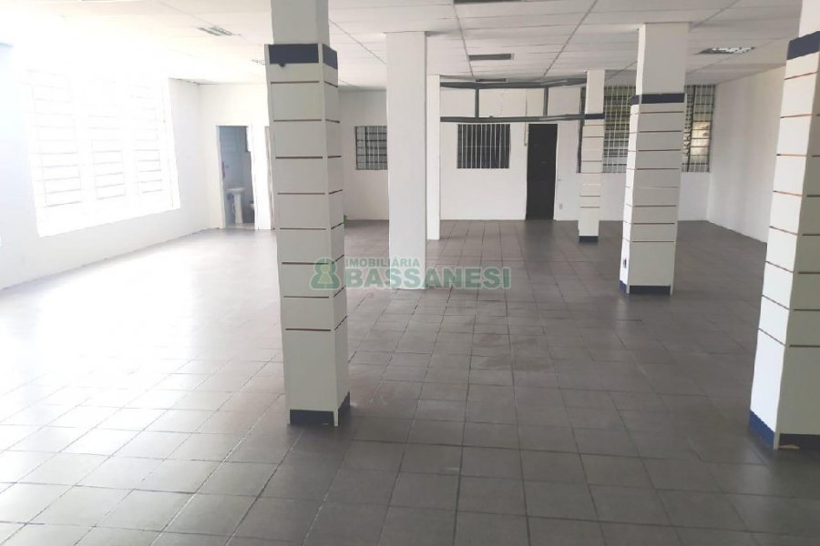 Loja com 369m², no bairro São Leopoldo em Caxias do Sul para Comprar