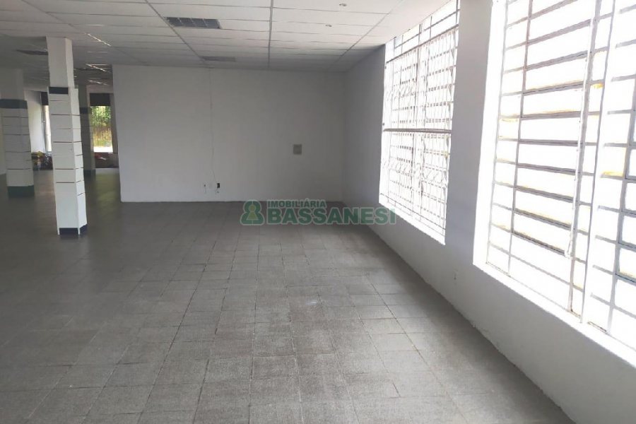 Loja com 369m², no bairro São Leopoldo em Caxias do Sul para Comprar