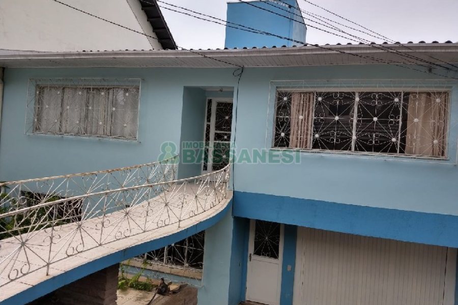 Casa com 268m², 3 dormitórios, 4 vagas, no bairro São Leopoldo em Caxias do Sul para Comprar