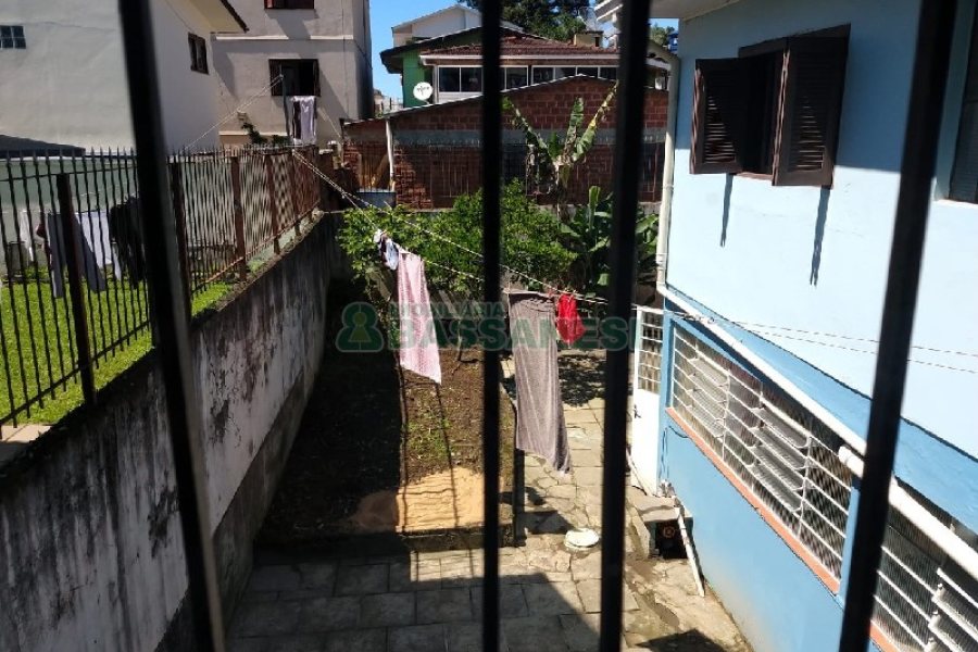 Casa com 268m², 3 dormitórios, 4 vagas, no bairro São Leopoldo em Caxias do Sul para Comprar