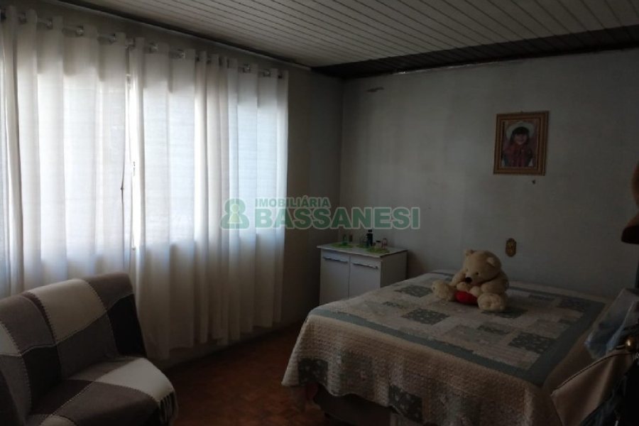 Casa com 268m², 3 dormitórios, 4 vagas, no bairro São Leopoldo em Caxias do Sul para Comprar