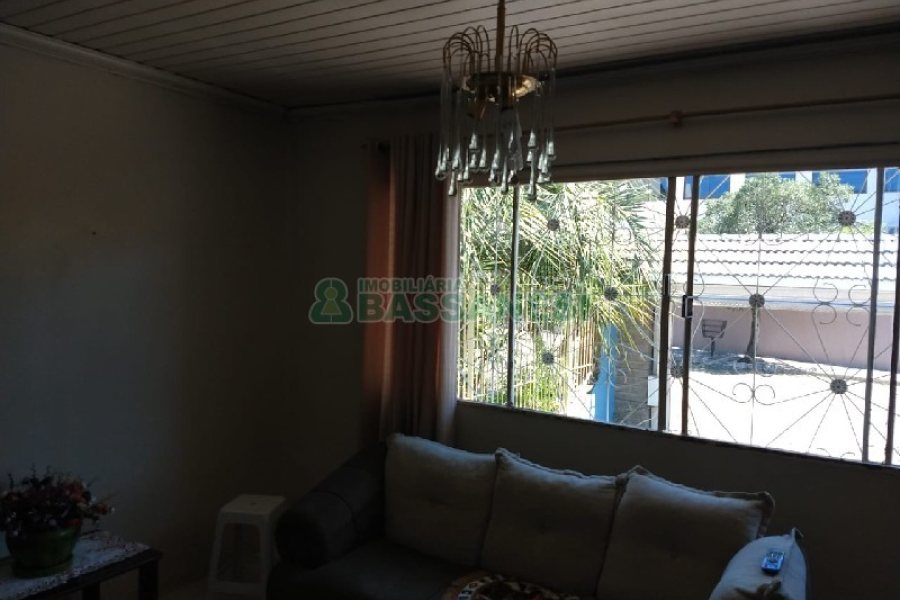 Casa com 268m², 3 dormitórios, 4 vagas, no bairro São Leopoldo em Caxias do Sul para Comprar