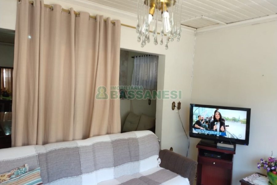 Casa com 268m², 3 dormitórios, 4 vagas, no bairro São Leopoldo em Caxias do Sul para Comprar