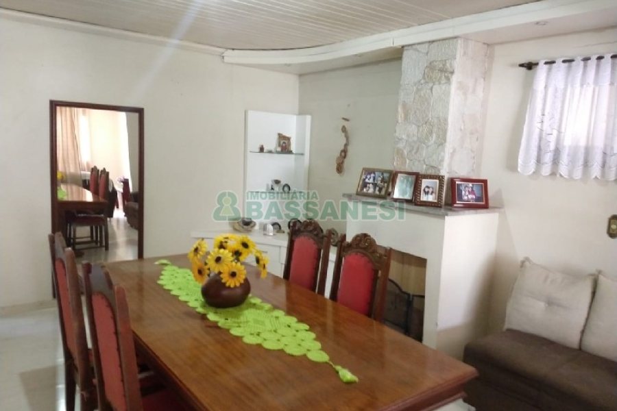 Casa com 268m², 3 dormitórios, 4 vagas, no bairro São Leopoldo em Caxias do Sul para Comprar