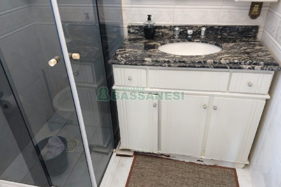 Casa com 268m², 3 dormitórios, 4 vagas, no bairro São Leopoldo em Caxias do Sul para Comprar