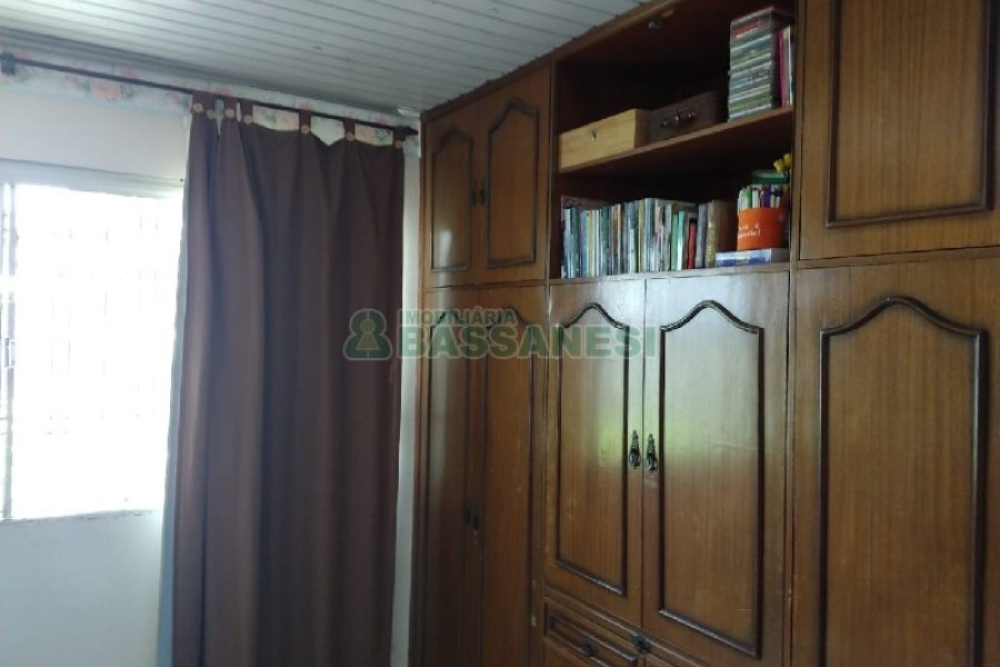 Casa com 268m², 3 dormitórios, 4 vagas, no bairro São Leopoldo em Caxias do Sul para Comprar