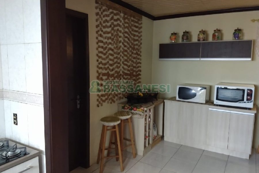 Casa com 268m², 3 dormitórios, 4 vagas, no bairro São Leopoldo em Caxias do Sul para Comprar