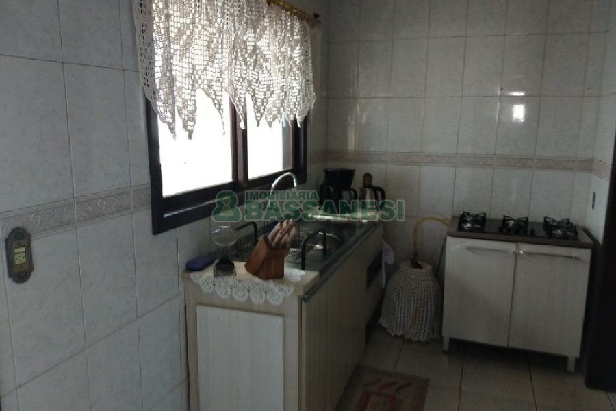 Casa com 268m², 3 dormitórios, 4 vagas, no bairro São Leopoldo em Caxias do Sul para Comprar