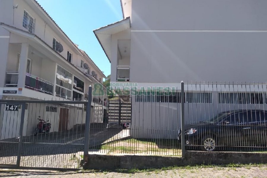Sobrado com 92m², 2 dormitórios, 1 vaga, no bairro De Zorzi em Caxias do Sul para Comprar