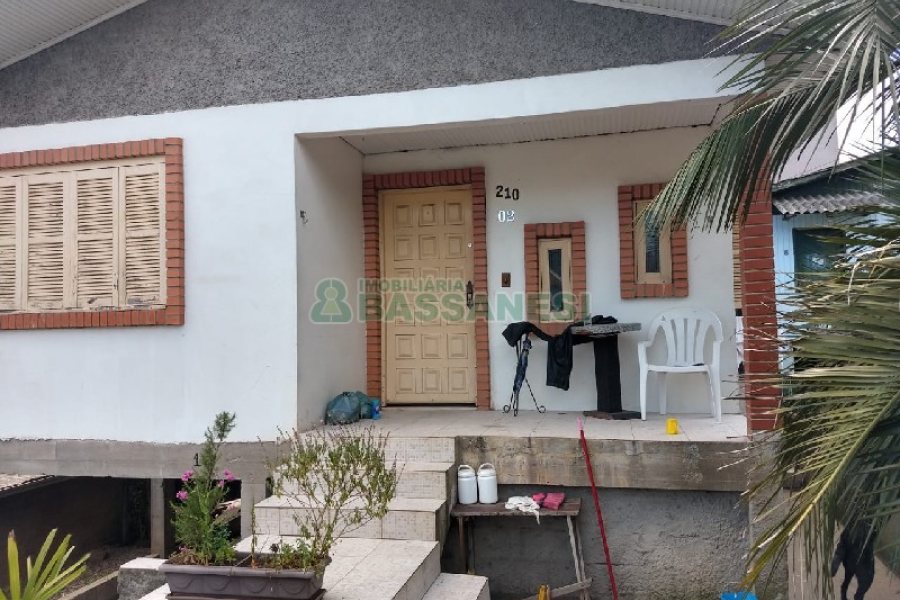 Casa com 300m², 2 dormitórios, no bairro Panazzolo em Caxias do Sul para Comprar