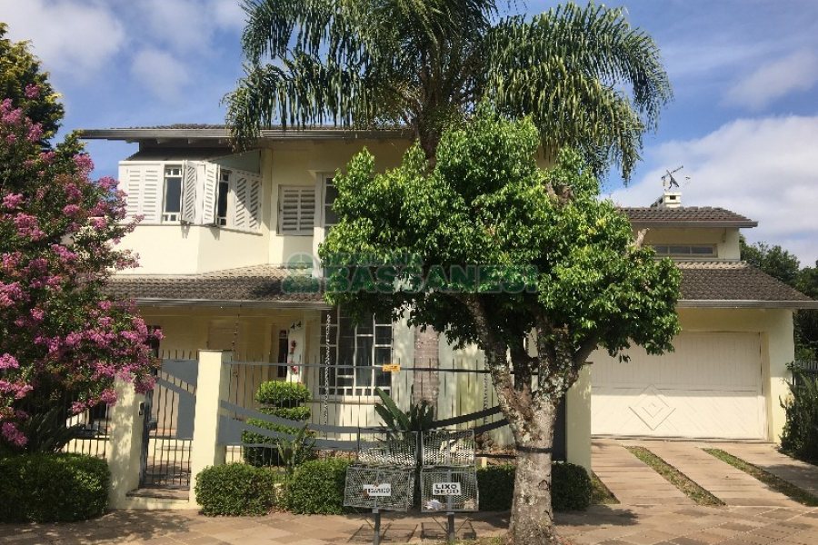 Casa com 315m², 3 dormitórios, 1 vaga, no bairro Centro em São Marcos para Comprar