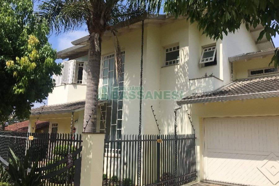 Casa com 315m², 3 dormitórios, 1 vaga, no bairro Centro em São Marcos para Comprar