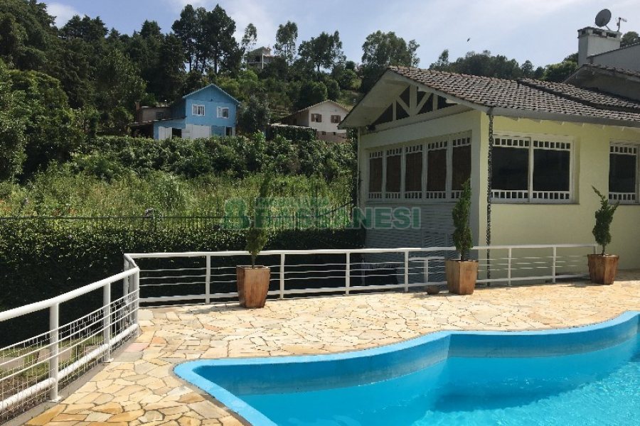 Casa com 315m², 3 dormitórios, 1 vaga, no bairro Centro em São Marcos para Comprar