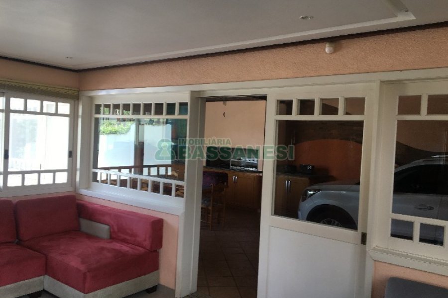 Casa com 315m², 3 dormitórios, 1 vaga, no bairro Centro em São Marcos para Comprar