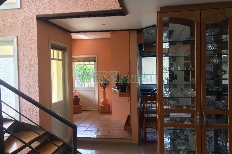 Casa com 315m², 3 dormitórios, 1 vaga, no bairro Centro em São Marcos para Comprar