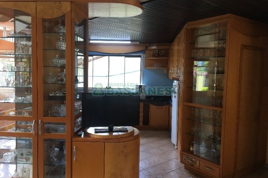 Casa com 315m², 3 dormitórios, 1 vaga, no bairro Centro em São Marcos para Comprar