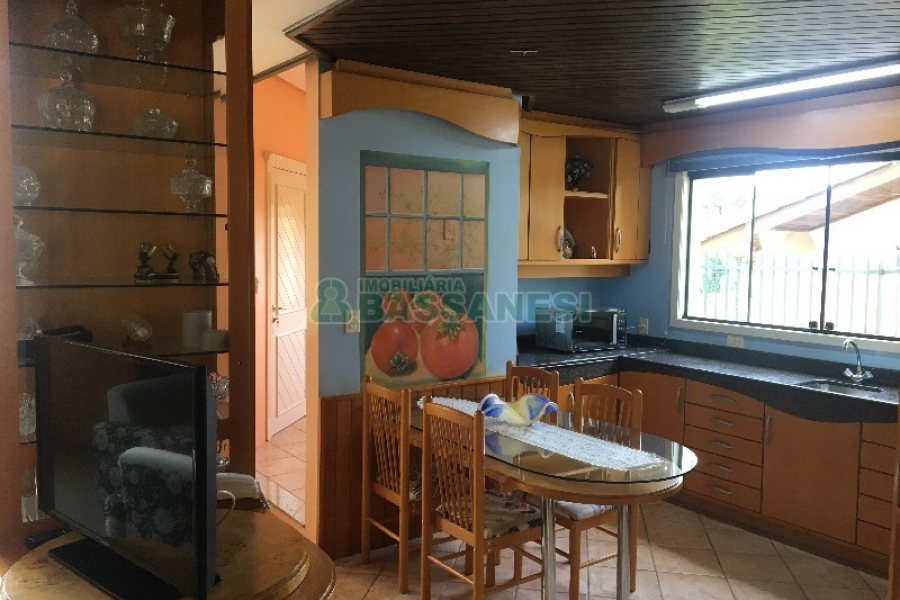 Casa com 315m², 3 dormitórios, 1 vaga, no bairro Centro em São Marcos para Comprar