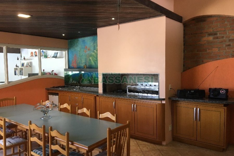 Casa com 315m², 3 dormitórios, 1 vaga, no bairro Centro em São Marcos para Comprar