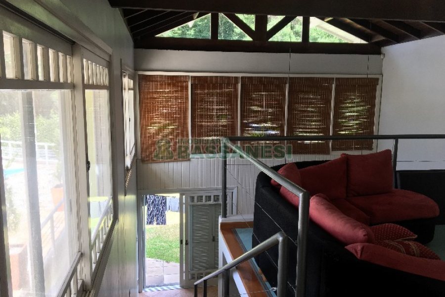 Casa com 315m², 3 dormitórios, 1 vaga, no bairro Centro em São Marcos para Comprar