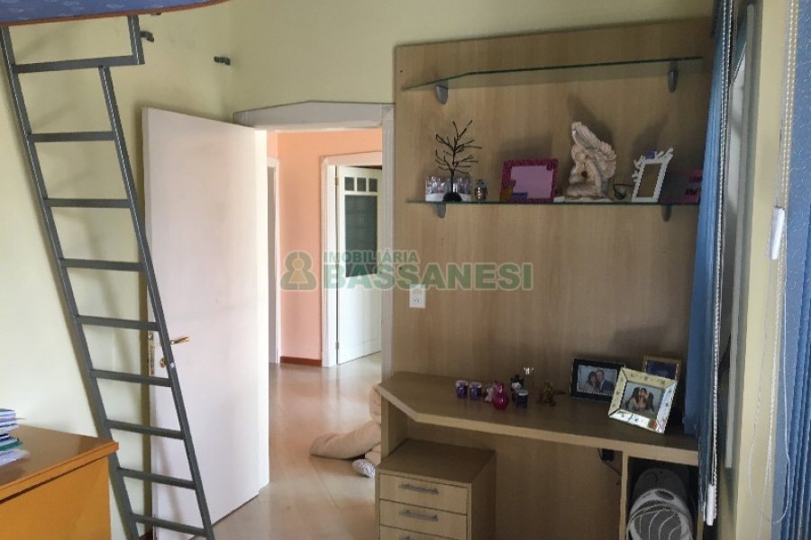 Casa com 315m², 3 dormitórios, 1 vaga, no bairro Centro em São Marcos para Comprar