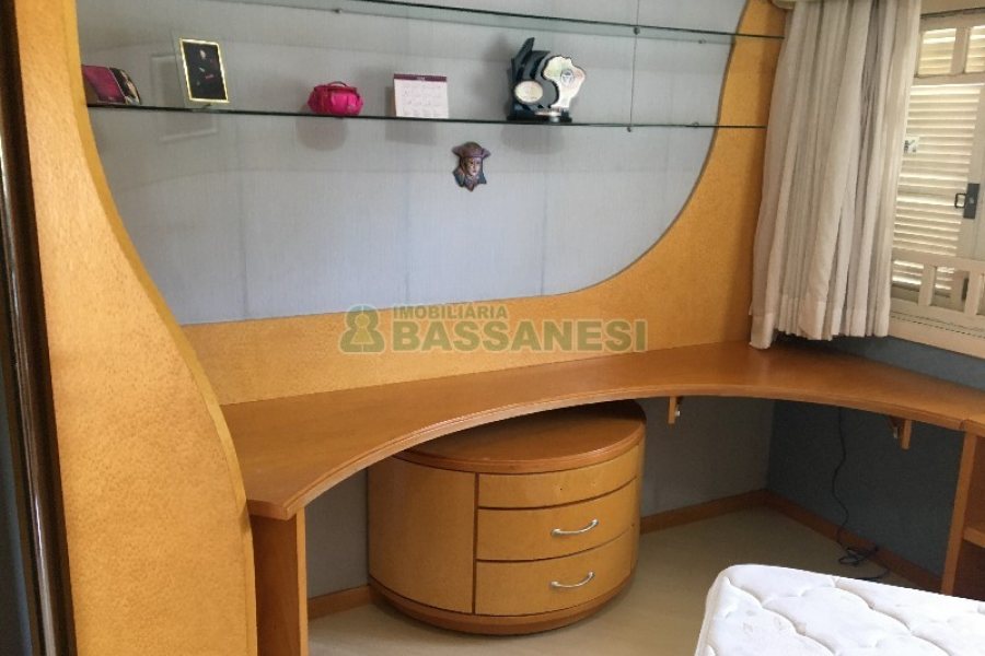 Casa com 315m², 3 dormitórios, 1 vaga, no bairro Centro em São Marcos para Comprar