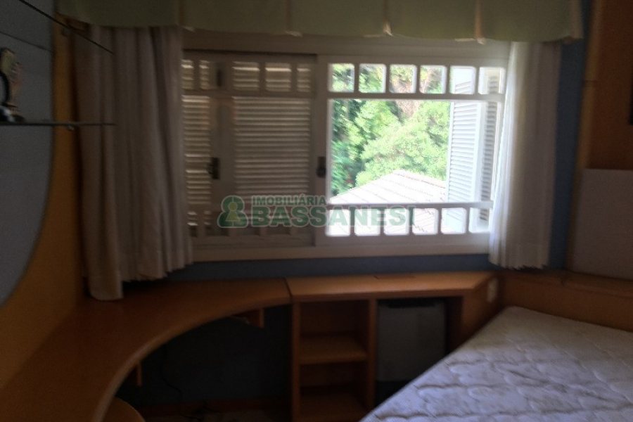 Casa com 315m², 3 dormitórios, 1 vaga, no bairro Centro em São Marcos para Comprar