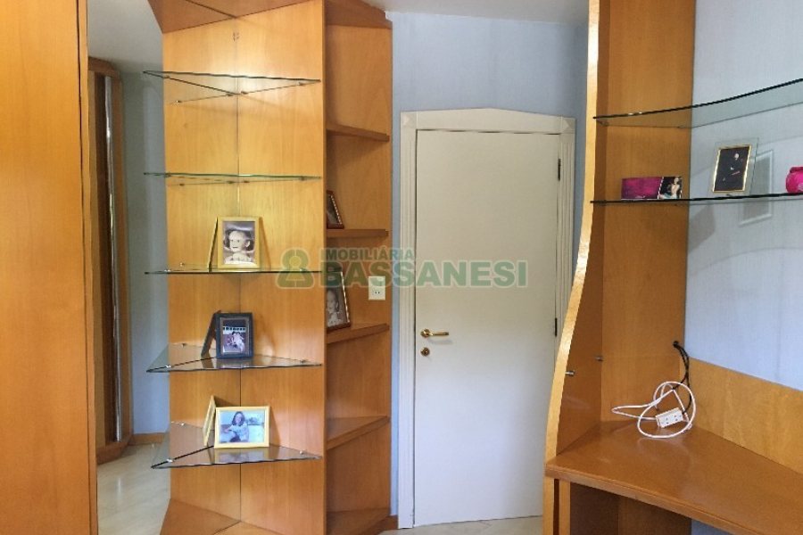 Casa com 315m², 3 dormitórios, 1 vaga, no bairro Centro em São Marcos para Comprar