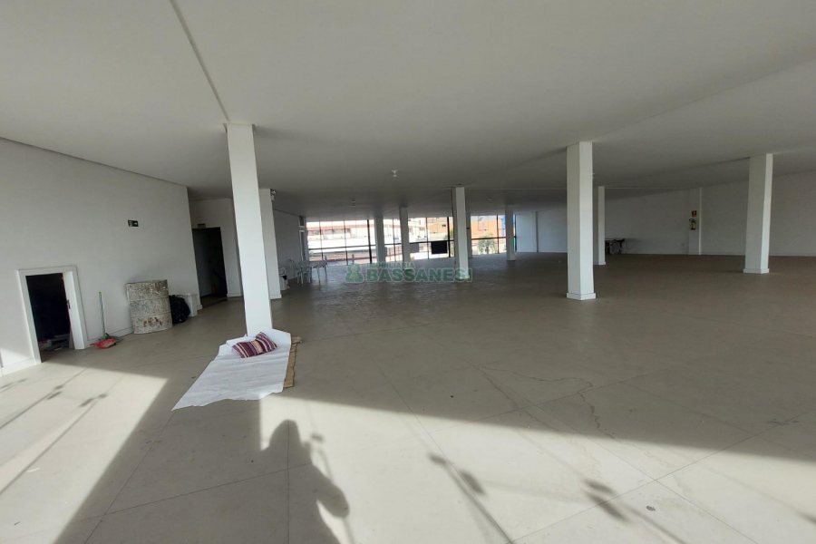 Sala com 500m², 2 vagas, no bairro São Caetano em Caxias do Sul para Alugar