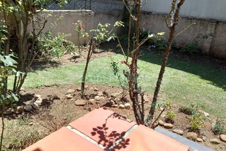 Casa com 289m², 3 dormitórios, 2 vagas, no bairro Medianeira em Caxias do Sul para Comprar