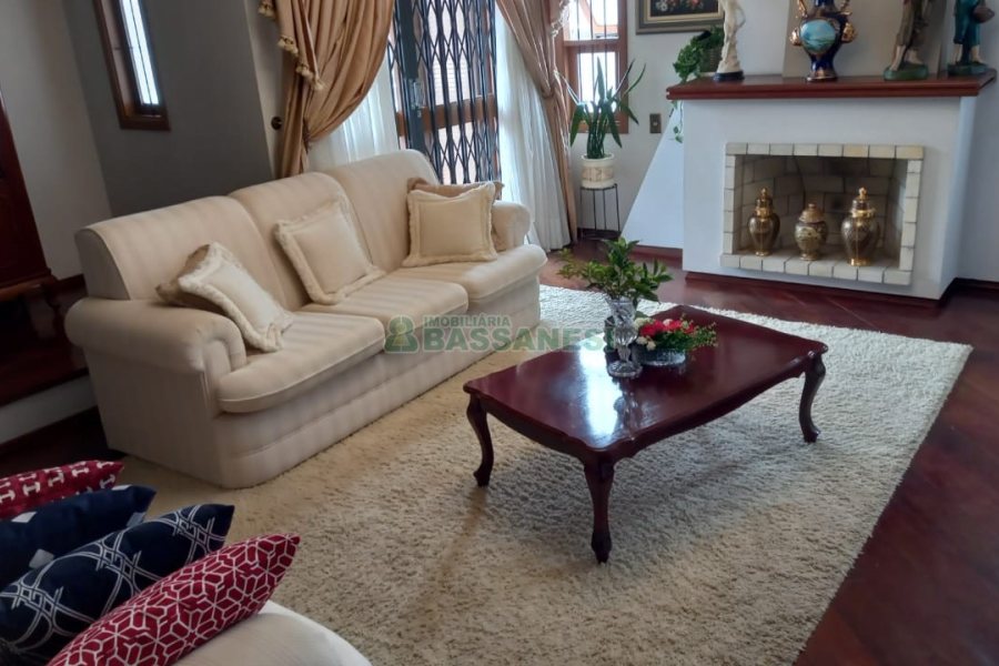 Casa com 289m², 3 dormitórios, 2 vagas, no bairro Medianeira em Caxias do Sul para Comprar