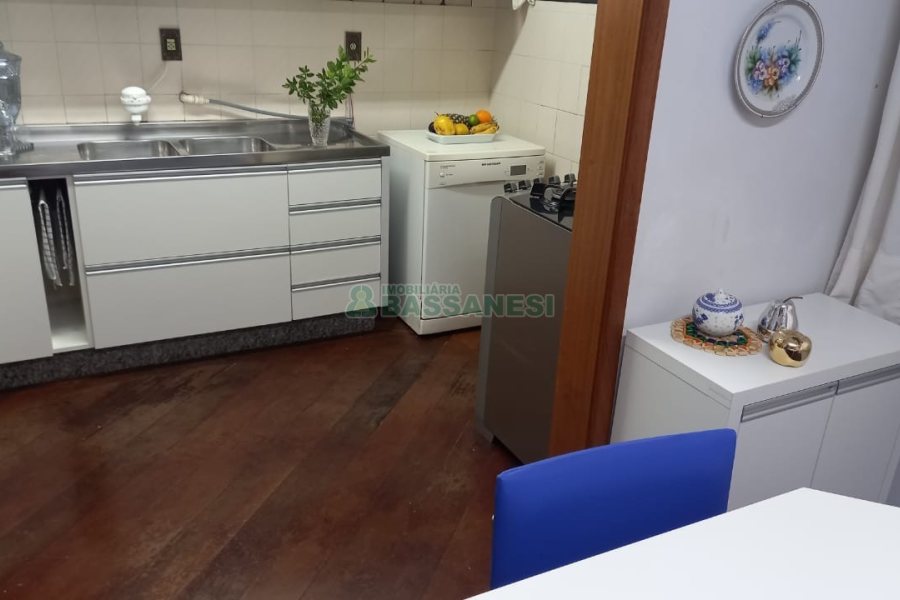 Casa com 289m², 3 dormitórios, 2 vagas, no bairro Medianeira em Caxias do Sul para Comprar