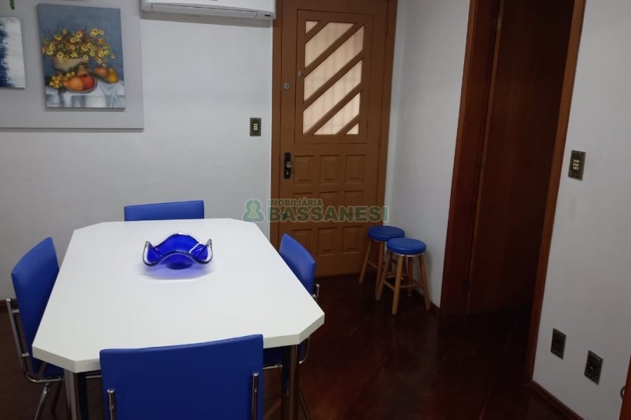 Casa com 289m², 3 dormitórios, 2 vagas, no bairro Medianeira em Caxias do Sul para Comprar