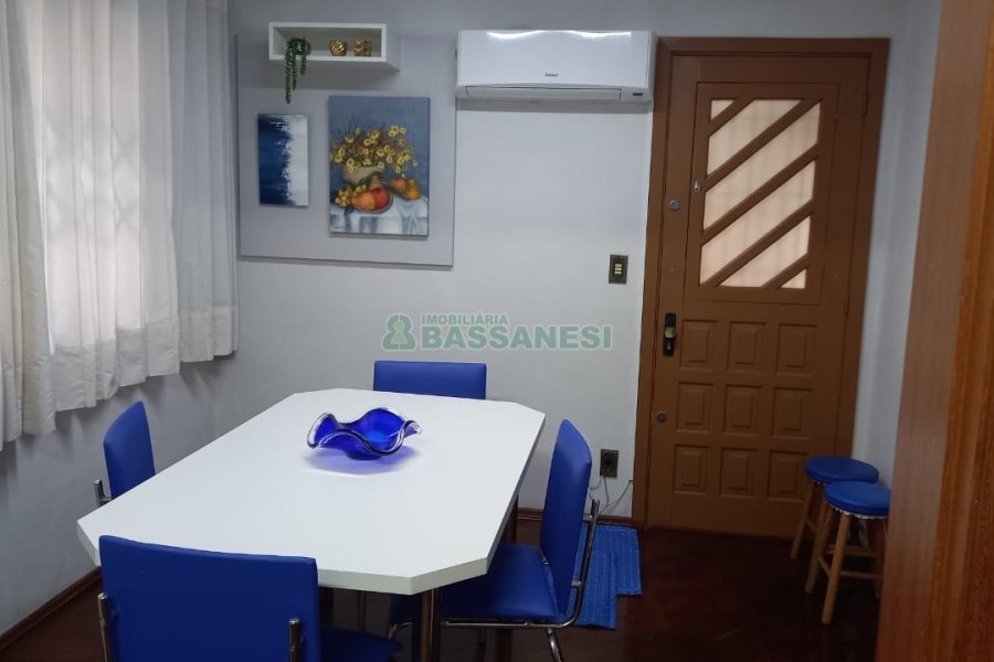 Casa com 289m², 3 dormitórios, 2 vagas, no bairro Medianeira em Caxias do Sul para Comprar