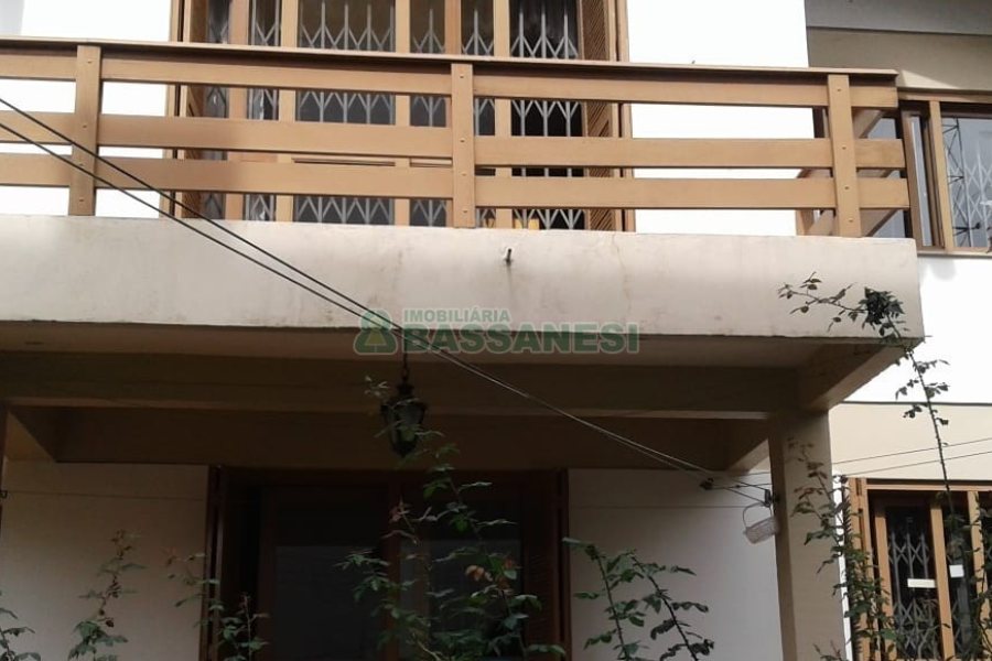 Casa com 289m², 3 dormitórios, 2 vagas, no bairro Medianeira em Caxias do Sul para Comprar